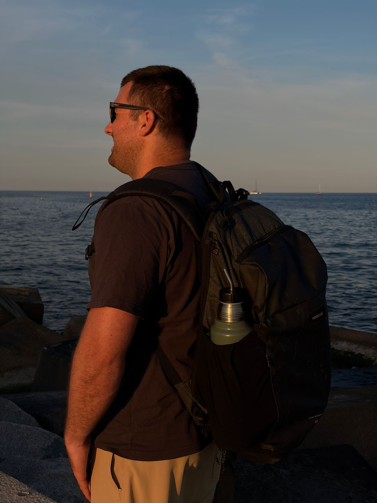 Mate con ZONDA en la mochila junto al mar